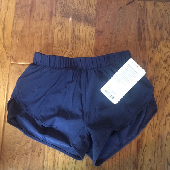 lululemon athletica Pants - Navy blue Back in Action Short. Size 2
